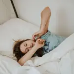 Skærer du tænder om natten? Her er 3 grunde til at købe en bideskinne, og 3 ting du skal overveje, når du køber